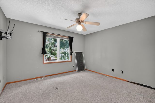 2524 E Leach Avenue, Des Moines, IA 50320