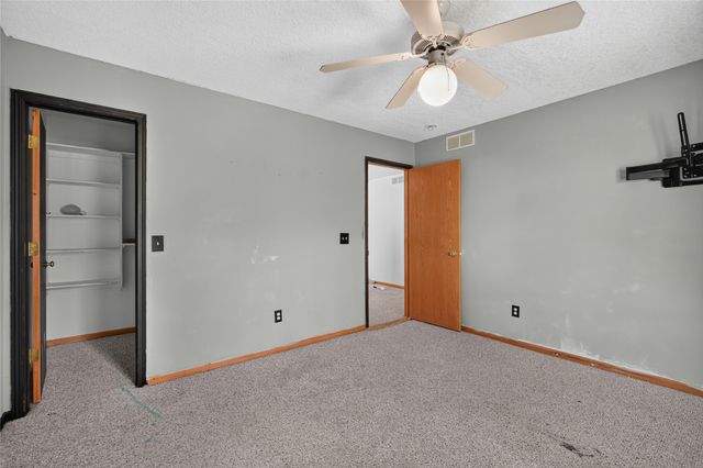 2524 E Leach Avenue, Des Moines, IA 50320