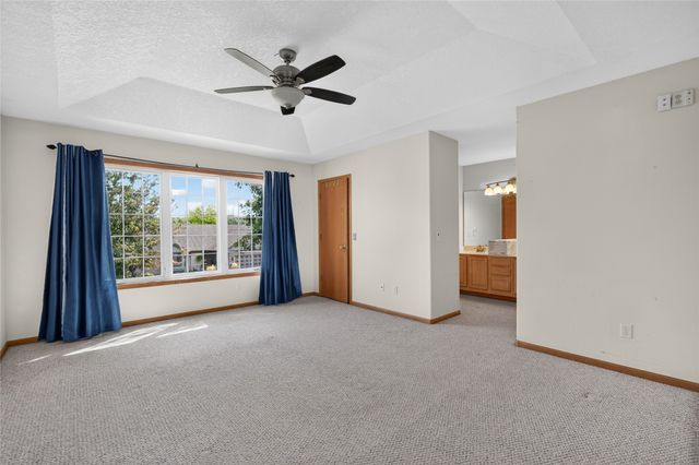 2524 E Leach Avenue, Des Moines, IA 50320