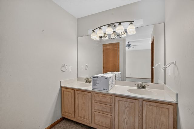 2524 E Leach Avenue, Des Moines, IA 50320