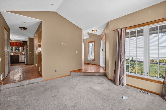 2524 E Leach Avenue, Des Moines, IA 50320