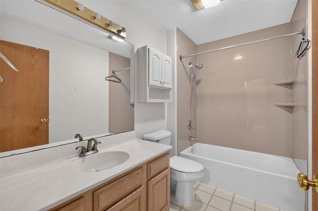 2524 E Leach Avenue, Des Moines, IA 50320