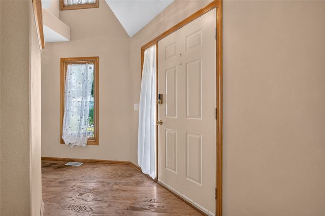 2524 E Leach Avenue, Des Moines, IA 50320
