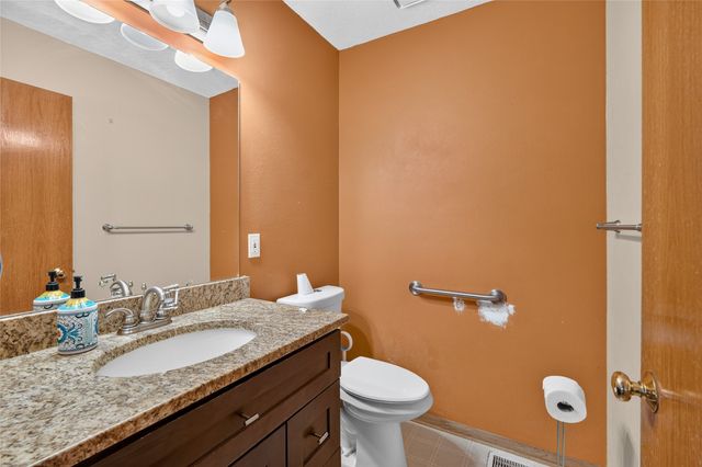 2524 E Leach Avenue, Des Moines, IA 50320