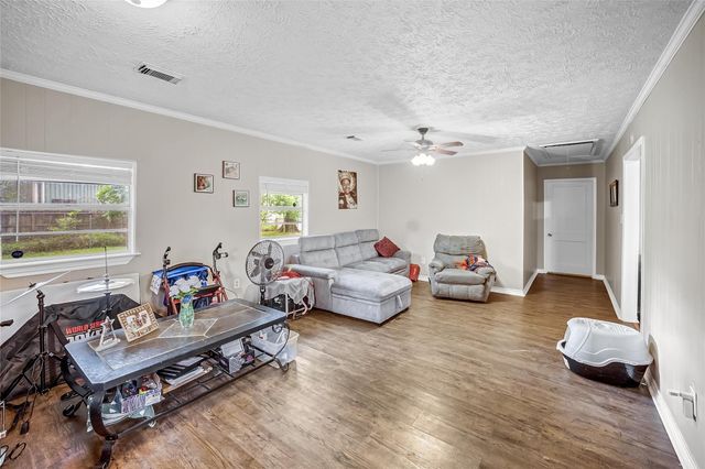 705 Akers Street, Angleton, TX 77515