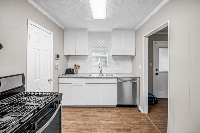 705 Akers Street, Angleton, TX 77515