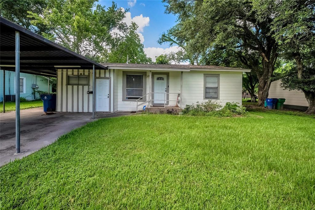 705 Akers Street, Angleton, TX 77515