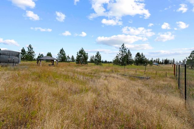 13952 N Dover Rd, Nine Mile Falls, WA 99026