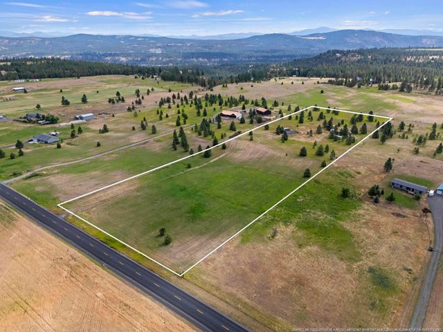 13952 N Dover Rd, Nine Mile Falls, WA 99026