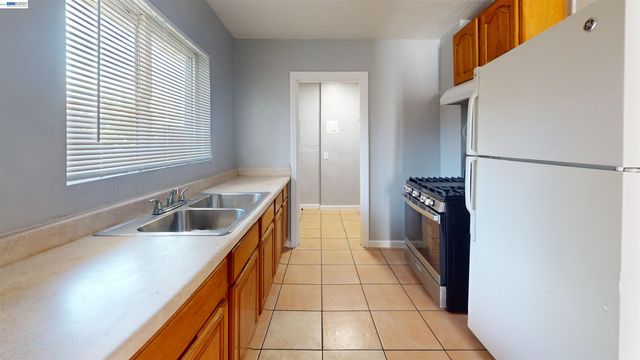 6625 Bancroft Ave, Oakland, CA 94605