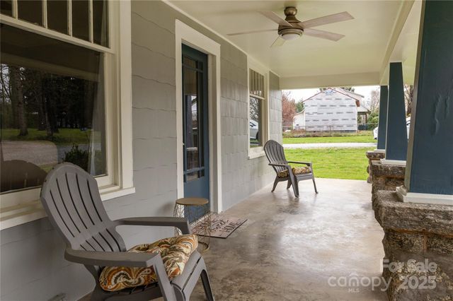 506 W Blue Ridge Road, East Flat Rock, NC 28726