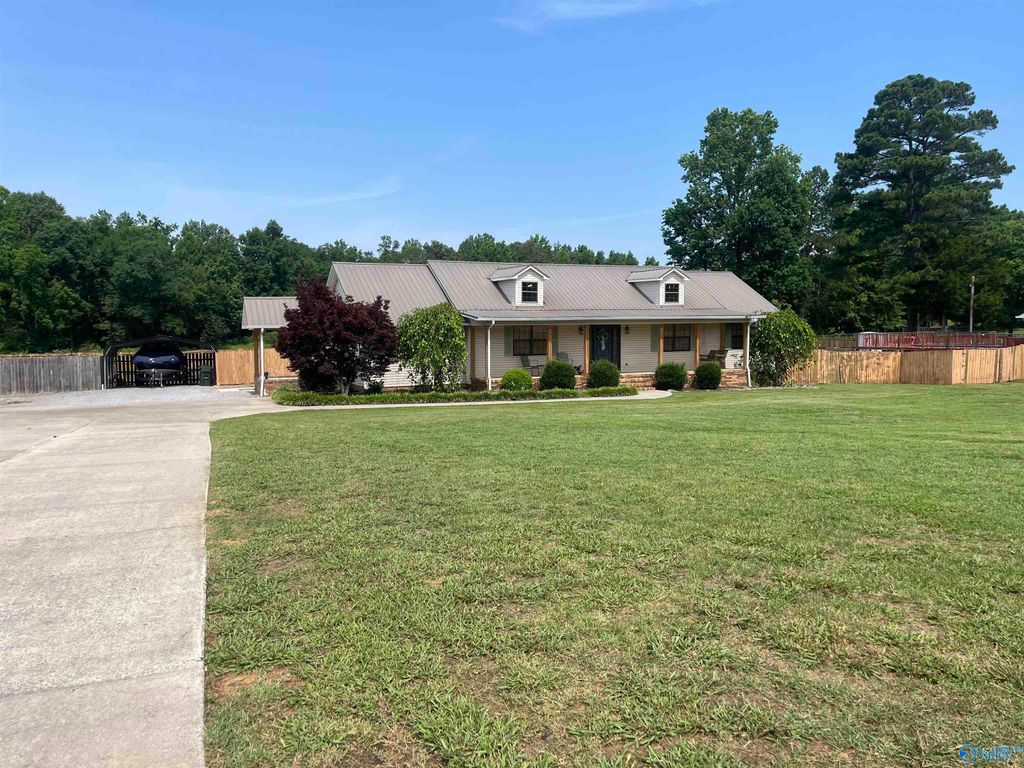4280 Woods Cove Road, Scottsboro, AL 35768