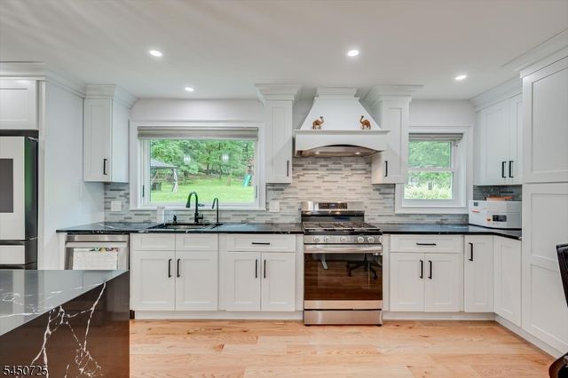 40 Longview Dr, Green Brook Twp., NJ 08812