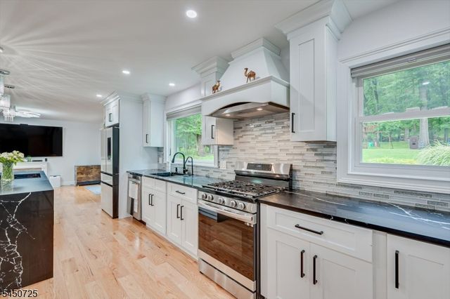 40 Longview Dr, Green Brook Twp., NJ 08812