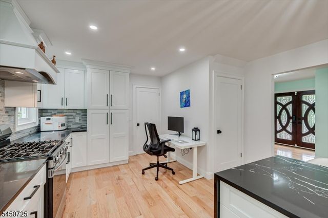 40 Longview Dr, Green Brook Twp., NJ 08812