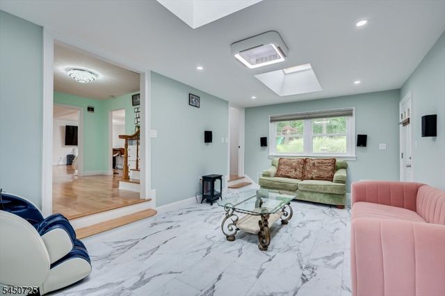 40 Longview Dr, Green Brook Twp., NJ 08812