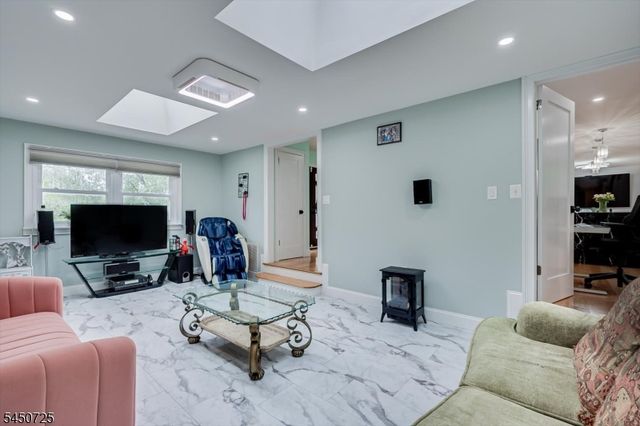 40 Longview Dr, Green Brook Twp., NJ 08812