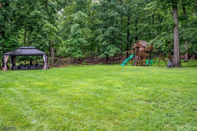 40 Longview Dr, Green Brook Twp., NJ 08812