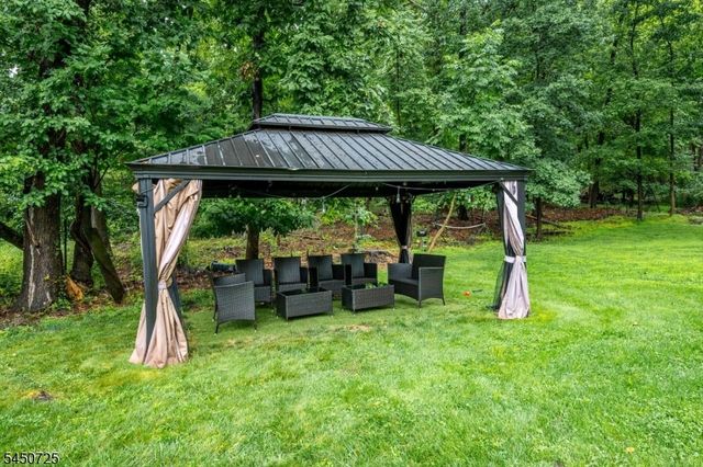 40 Longview Dr, Green Brook Twp., NJ 08812