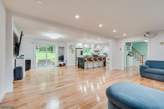 40 Longview Dr, Green Brook Twp., NJ 08812