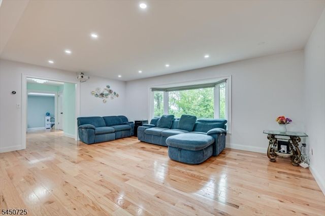40 Longview Dr, Green Brook Twp., NJ 08812