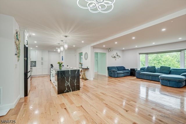40 Longview Dr, Green Brook Twp., NJ 08812