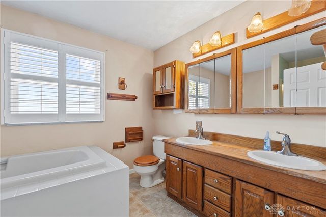 2933 Stonehaven Drive, Springfield, OH 45503