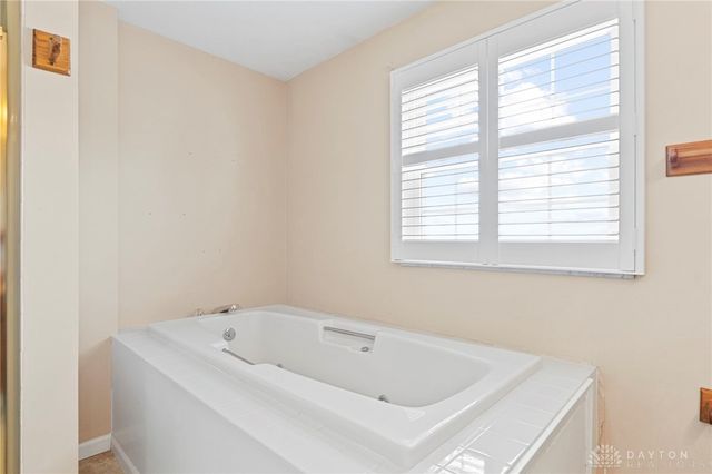 2933 Stonehaven Drive, Springfield, OH 45503