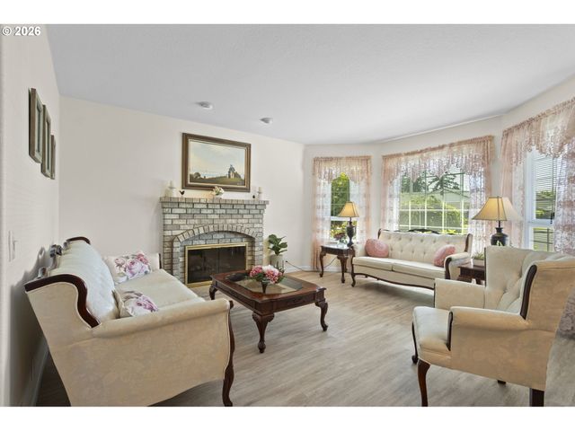 1820 N LAURELWOOD Loop, Canby, OR 97013