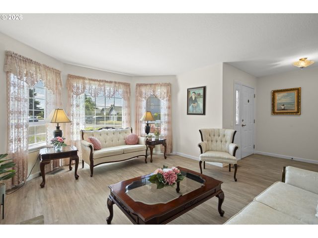 1820 N LAURELWOOD Loop, Canby, OR 97013