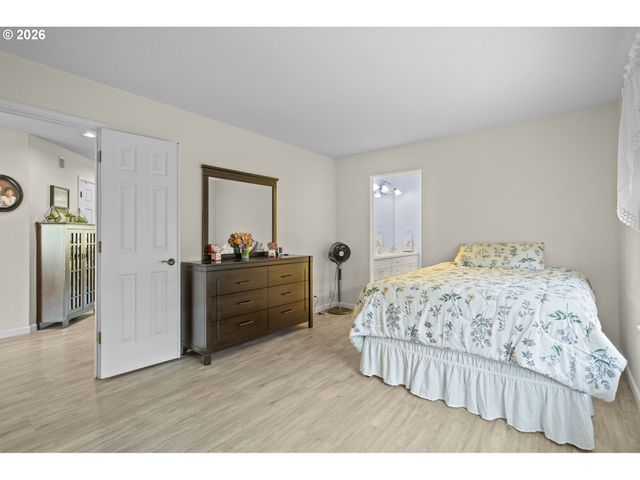 1820 N LAURELWOOD Loop, Canby, OR 97013