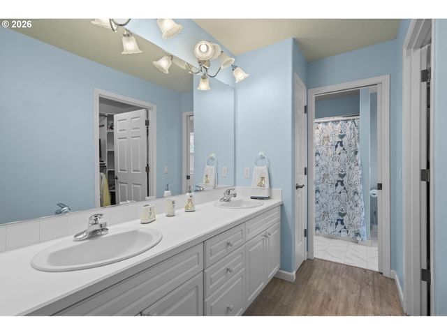 1820 N LAURELWOOD Loop, Canby, OR 97013