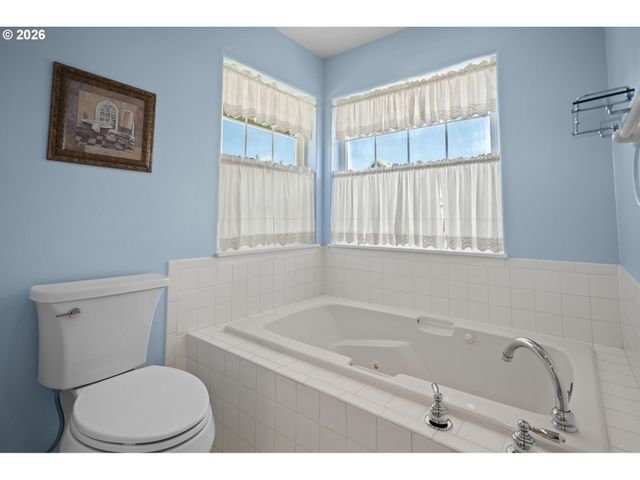 1820 N LAURELWOOD Loop, Canby, OR 97013
