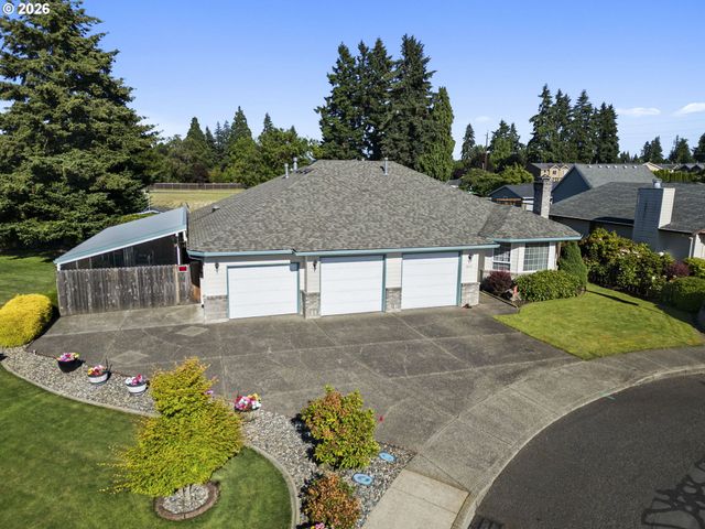 1820 N LAURELWOOD Loop, Canby, OR 97013