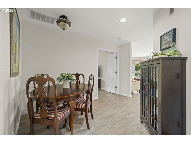 1820 N LAURELWOOD Loop, Canby, OR 97013