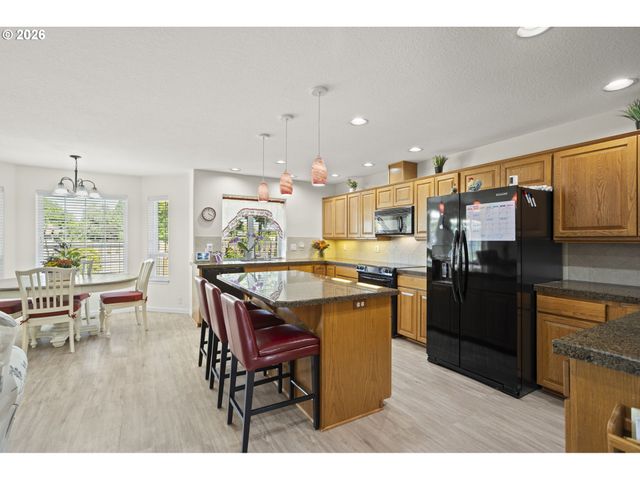 1820 N LAURELWOOD Loop, Canby, OR 97013