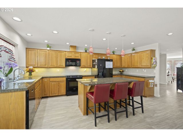 1820 N LAURELWOOD Loop, Canby, OR 97013