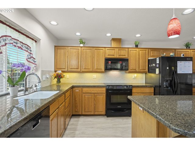 1820 N LAURELWOOD Loop, Canby, OR 97013