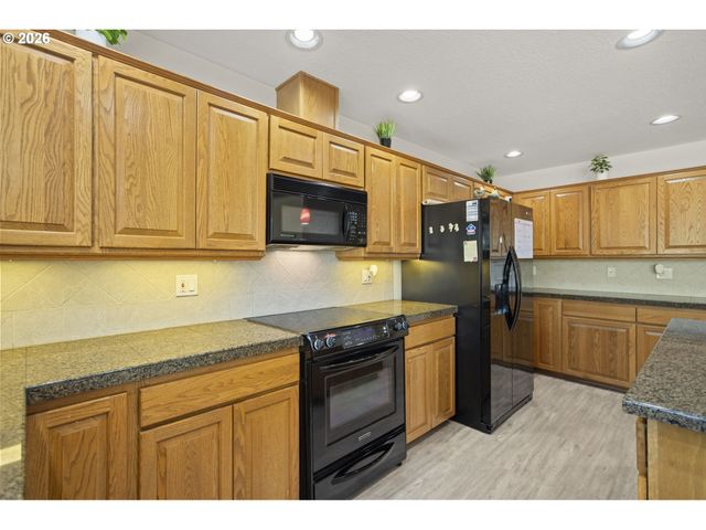 1820 N LAURELWOOD Loop, Canby, OR 97013