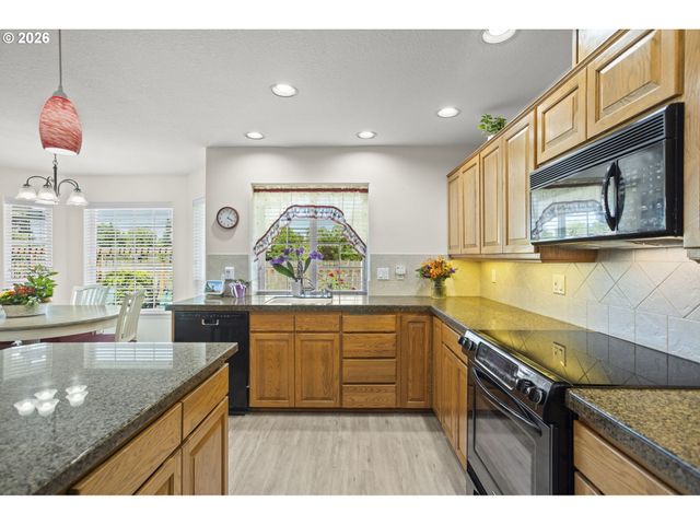 1820 N LAURELWOOD Loop, Canby, OR 97013