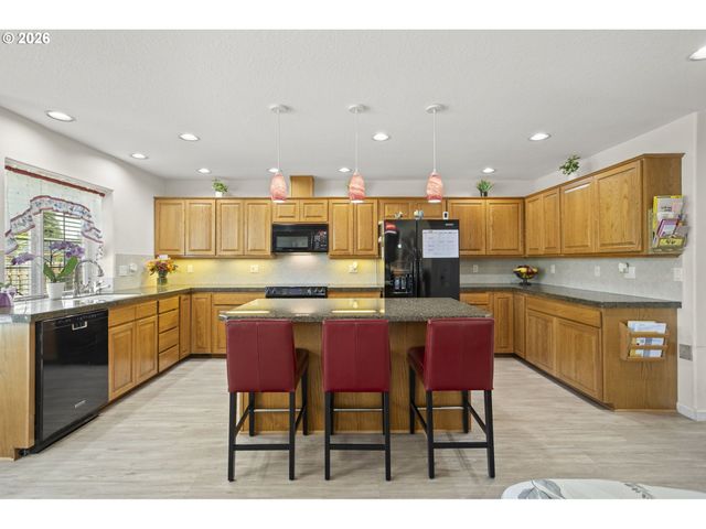 1820 N LAURELWOOD Loop, Canby, OR 97013