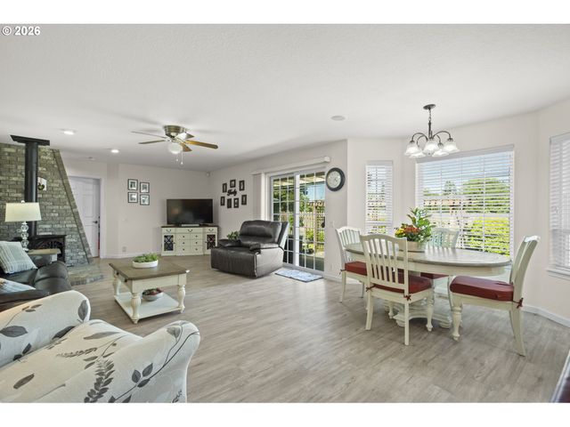1820 N LAURELWOOD Loop, Canby, OR 97013