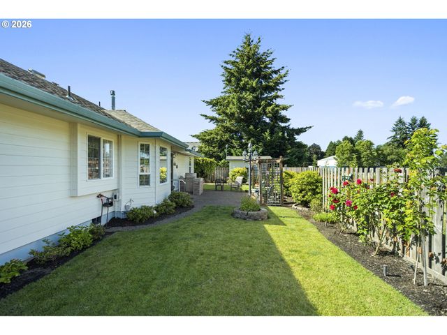1820 N LAURELWOOD Loop, Canby, OR 97013
