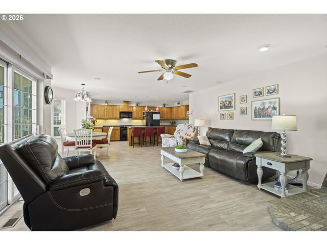 1820 N LAURELWOOD Loop, Canby, OR 97013