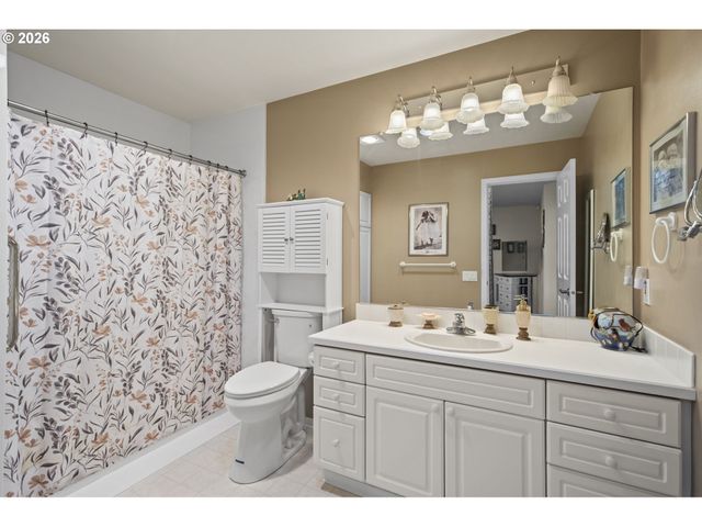 1820 N LAURELWOOD Loop, Canby, OR 97013