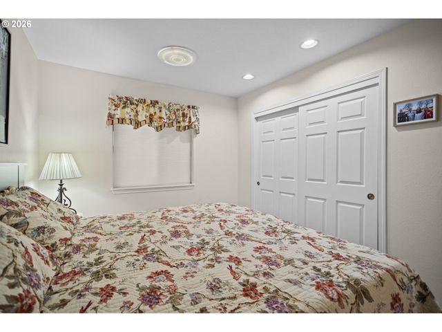 1820 N LAURELWOOD Loop, Canby, OR 97013