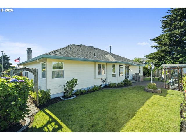 1820 N LAURELWOOD Loop, Canby, OR 97013