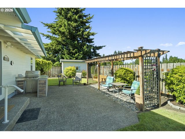 1820 N LAURELWOOD Loop, Canby, OR 97013