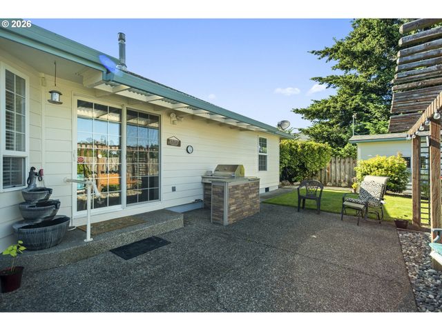 1820 N LAURELWOOD Loop, Canby, OR 97013