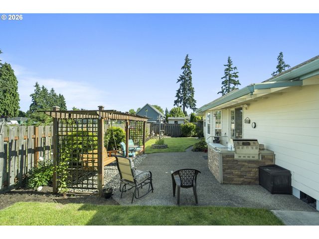 1820 N LAURELWOOD Loop, Canby, OR 97013